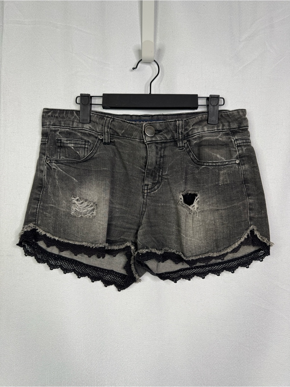 594. TINSEL Women's Black Distressed Jean Shorts with Lace Trim